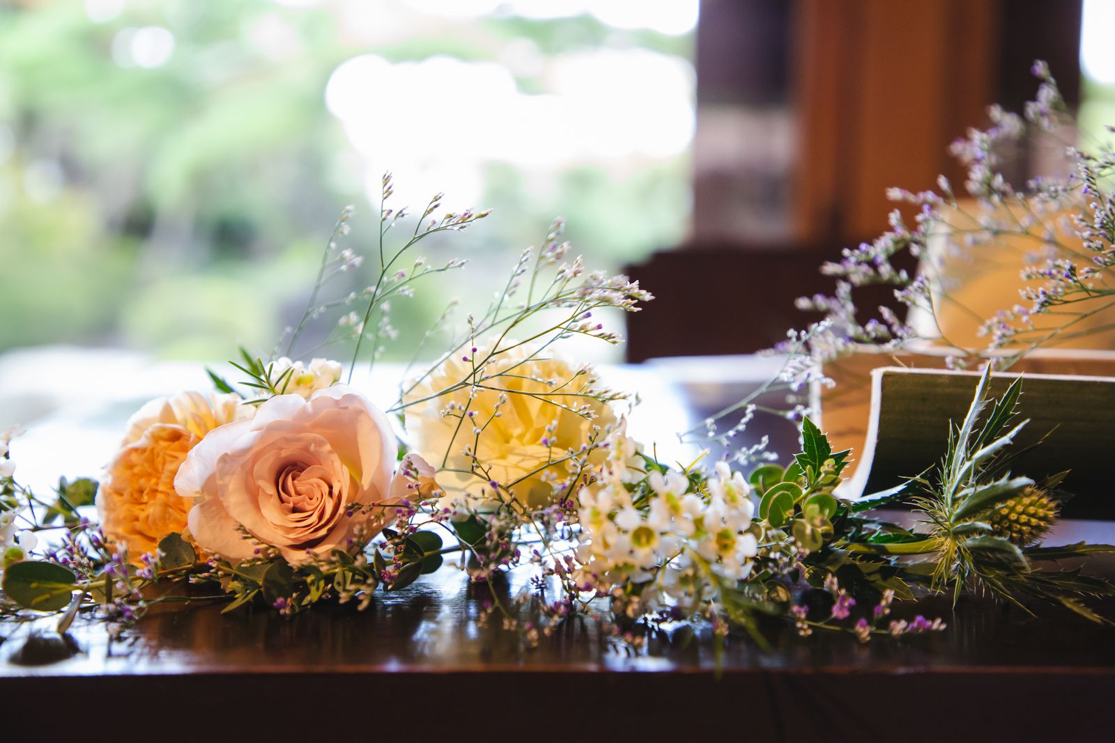 香川県高松市の結婚式場ザ・ガーデンダイニング弓絃葉　メインテーブル装花