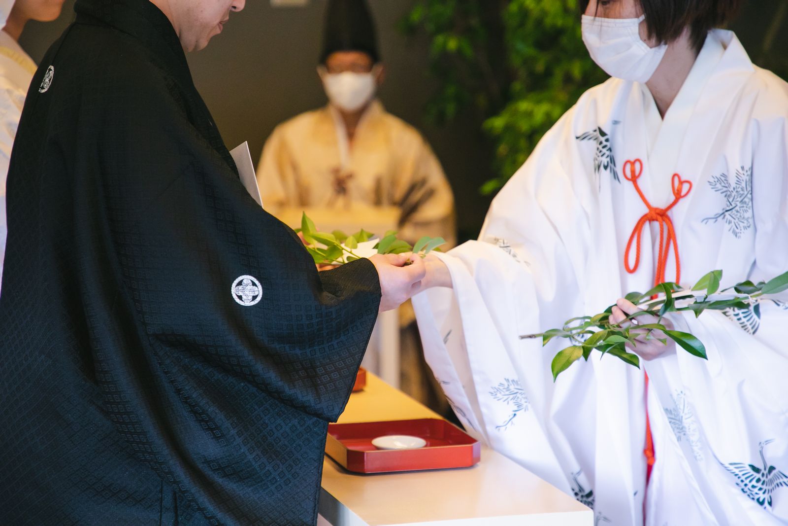 香川県高松市の結婚式場ザ・ガーデンダイニング弓絃葉　神殿で挙式
