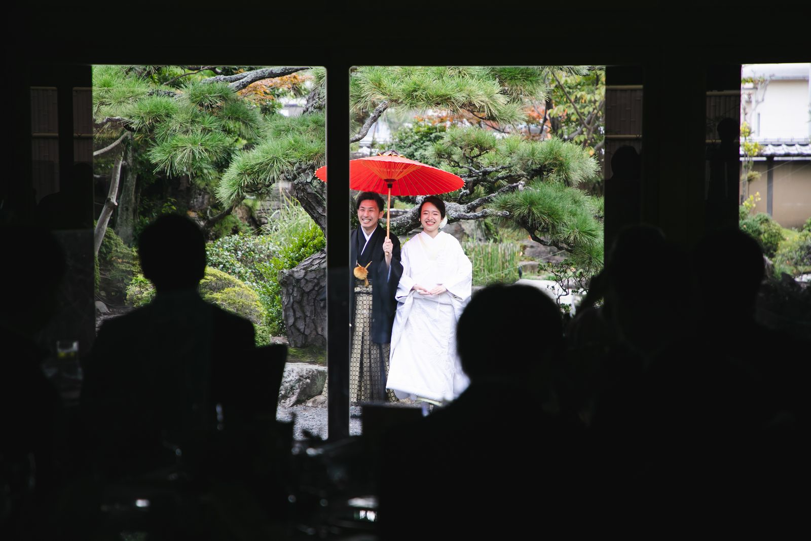 香川県高松市の結婚式場ザ・ガーデンダイニング弓絃葉　庭園から入場