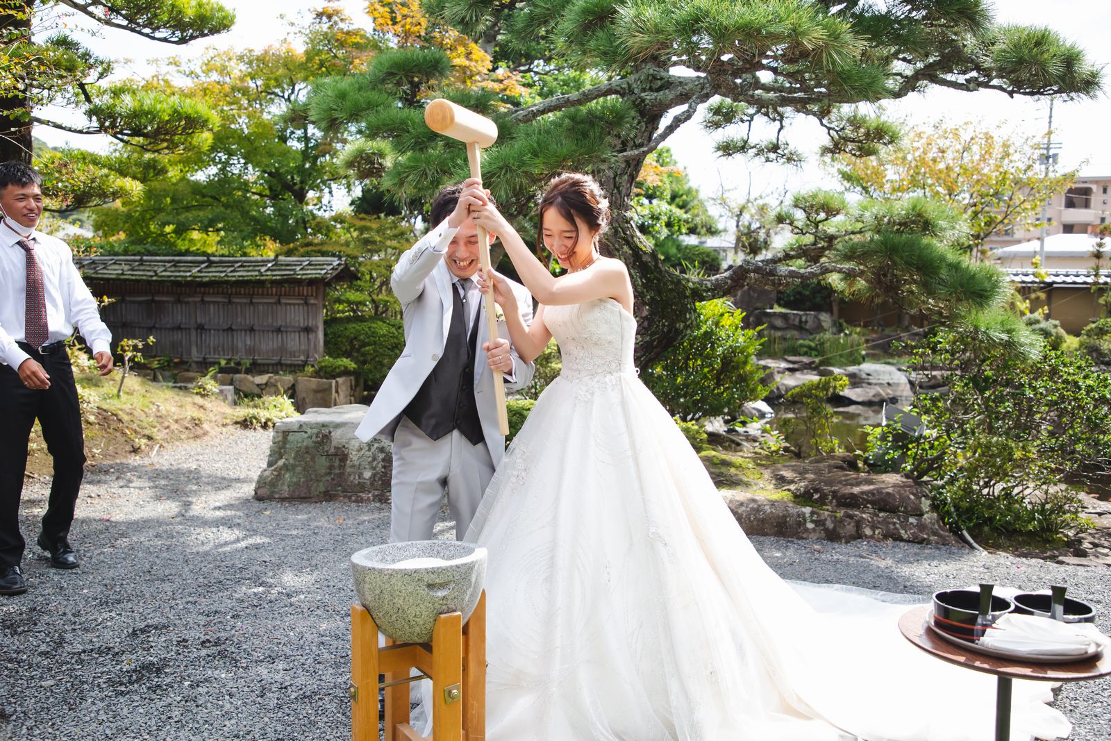 香川県高松市の結婚式場ザ・ガーデンダイニング弓絃葉　庭園で餅つき