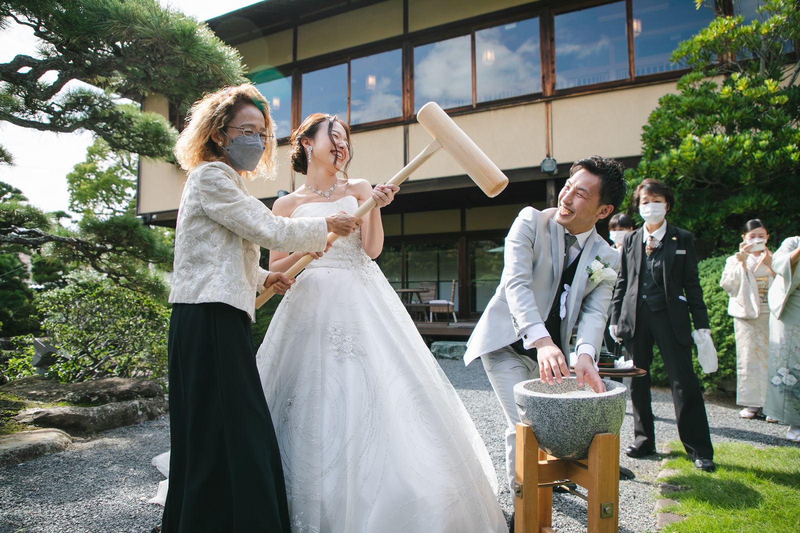 香川県高松市の結婚式場ザ・ガーデンダイニング弓絃葉　庭園で餅つき