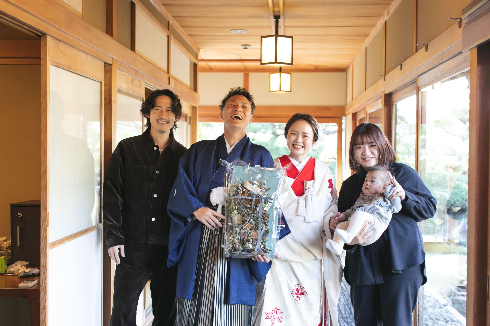 香川県高松市の結婚式場ザ・ガーデンダイニング弓絃葉　ご友人と集合写真