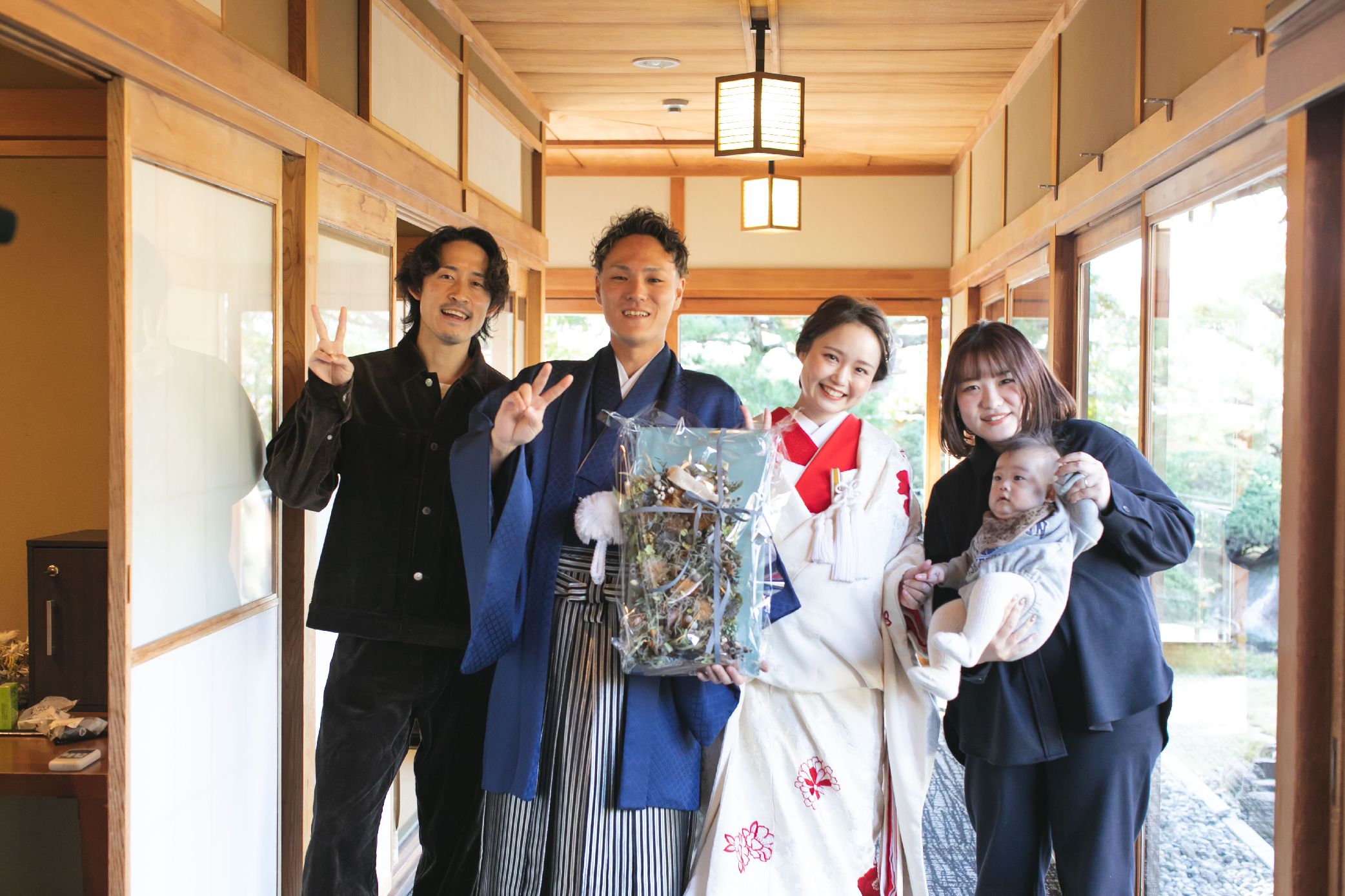 香川県高松市の結婚式場ザ・ガーデンダイニング弓絃葉　ご友人と集合写真