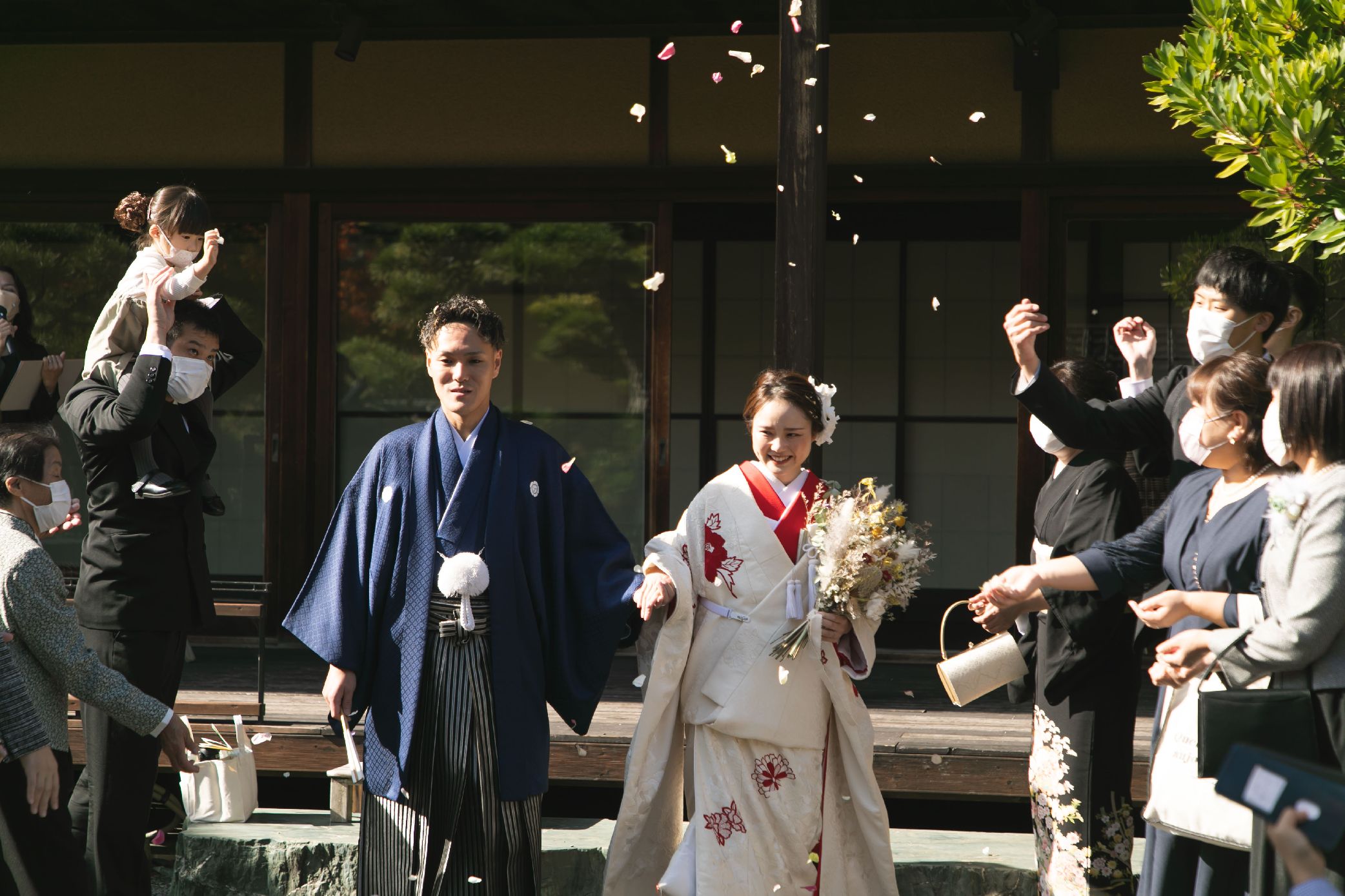 香川県高松市の結婚式場ザ・ガーデンダイニング弓絃葉　庭園にてフラワーシャワー