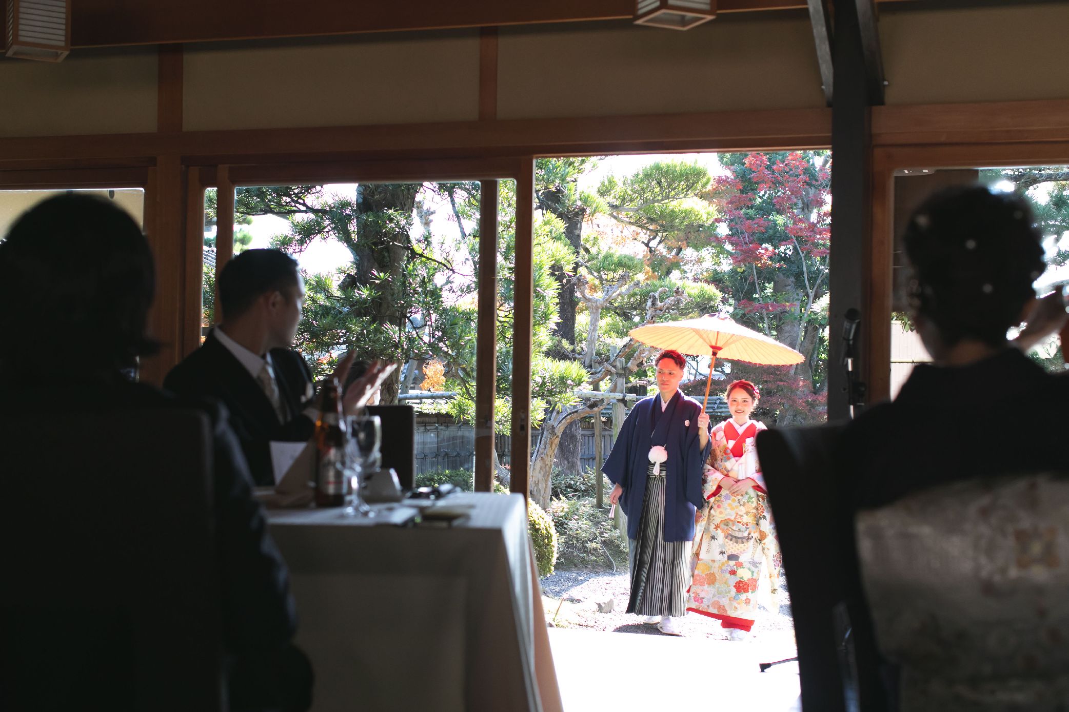 香川県高松市の結婚式場ザ・ガーデンダイニング弓絃葉　庭園から入場