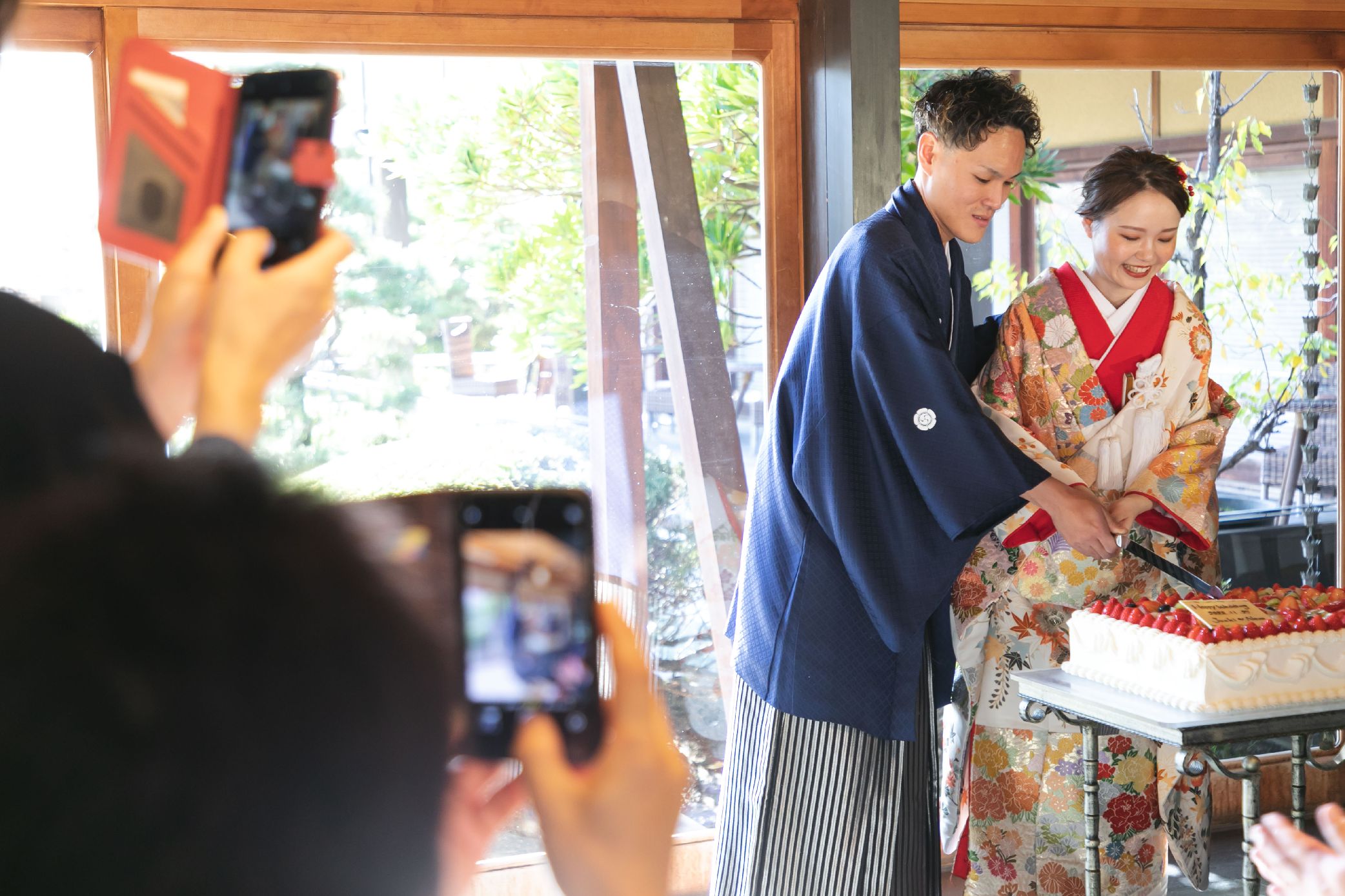 香川県高松市の結婚式場ザ・ガーデンダイニング弓絃葉　ケーキ入刀