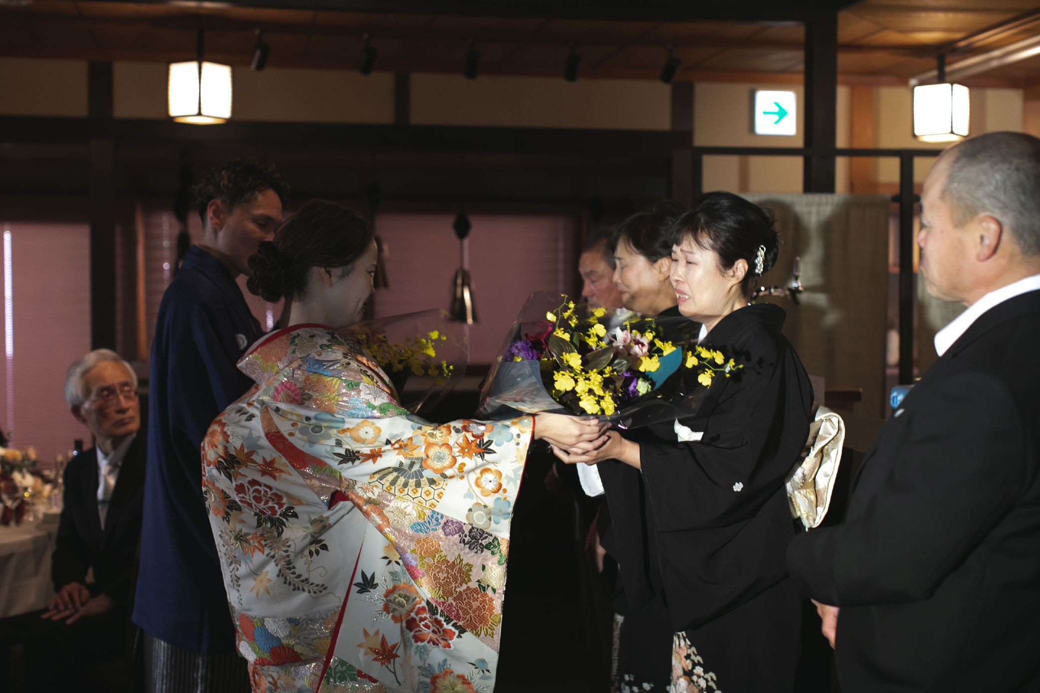 香川県高松市の結婚式場ザ・ガーデンダイニング弓絃葉　両親へ花束贈呈